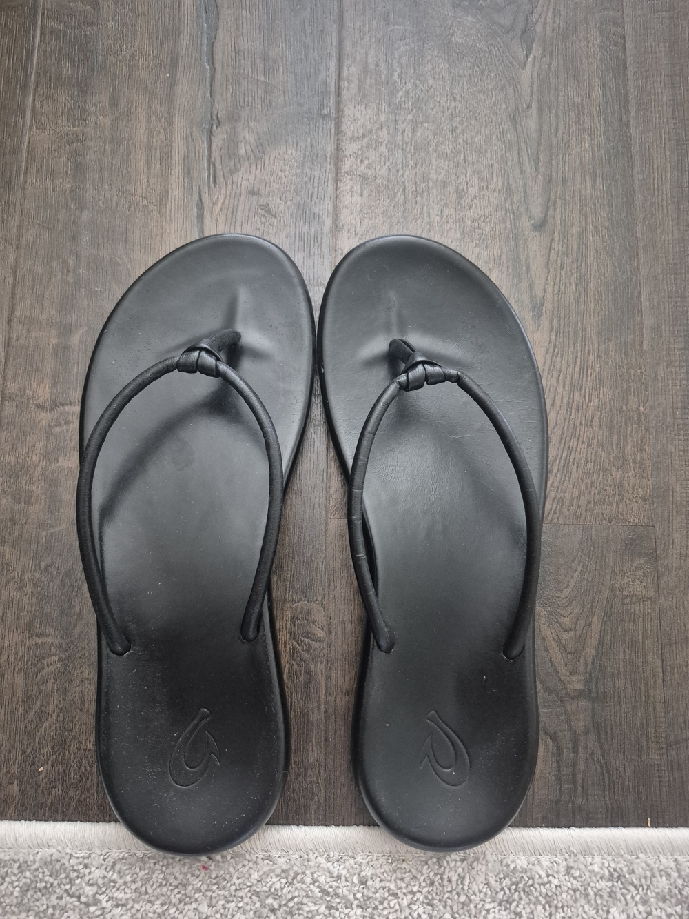 Olukai Black Leather Sandals flip flops Pre owned Size 10